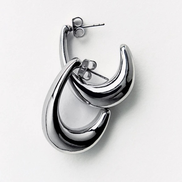 NWT. Zara Silver Elegant Silver Hoop Earrings. - Picture 1 of 10